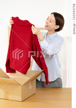 冬服を手に取る女性 冬服を手に取る女性 132543738