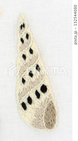 白い尖った巻貝の刺繍 132544080