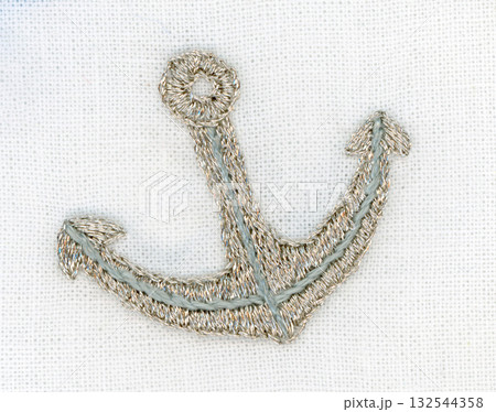 シルバーの糸で刺繍した碇 132544358