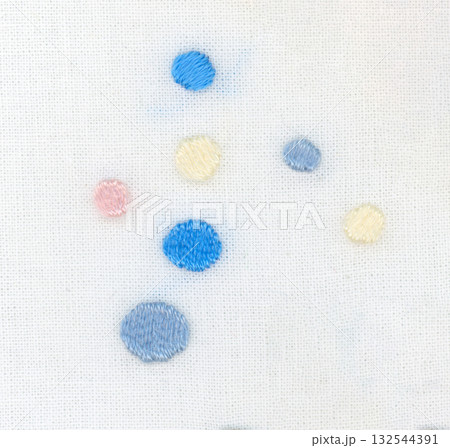カラフルなドットの刺繍 カラフルなドットの刺繍 132544391