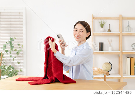 服の写真を撮る女性 132544489