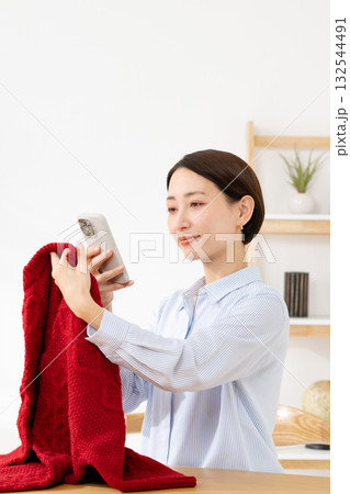 服の写真を撮る女性 132544491