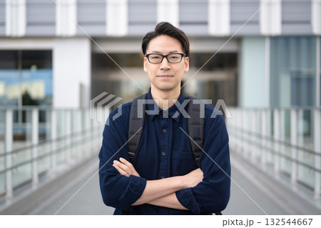 腕組みをする男性 132544667
