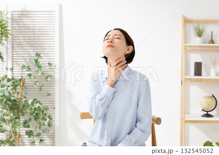 体調不良が優れない女性 132545052