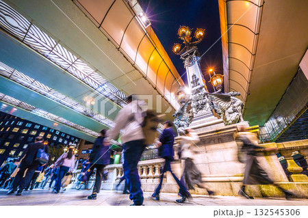 日本の東京都市景観いざ！…仕事などを終え、日本橋を行き交うビジネスマンや…ウーマンら…新時代へ 132545306