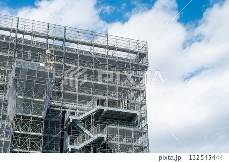 建設現場に設置した足場機材 建設現場に設置した足場機材 132545444