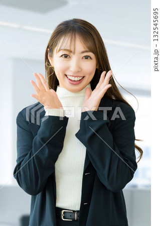 呼びかける笑顔の女性・ビジネスウーマン 呼びかける笑顔の女性・ビジネスウーマン 132545695