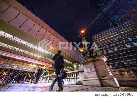 日本の東京都市景観いざ！…仕事などを終え、日本橋を行き交うビジネスマンや…ウーマンら…新時代へ 132545969