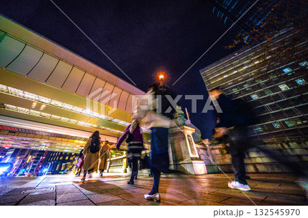日本の東京都市景観いざ!…仕事などを終え、日本橋を行き交うビジネスマンや…ウーマンら…新時代へ 日本の東京都市景観いざ!…仕事などを終え、日本橋を行き交うビジネスマンや…ウーマンら…新時代へ 132545970