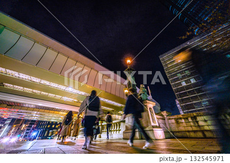 日本の東京都市景観いざ！…仕事などを終え、日本橋を行き交うビジネスマンや…ウーマンら…新時代へ 132545971