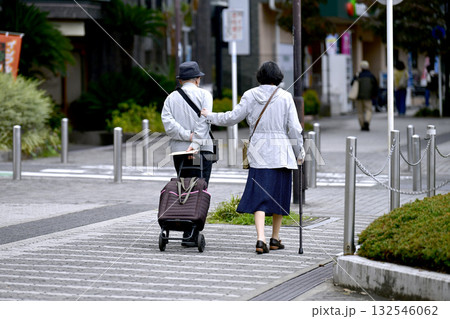 日本の横浜都市景観 高齢化社会 杖の高齢者・男女(2人ともマスク着用)…=28日、横浜市内 日本の横浜都市景観 高齢化社会 杖の高齢者・男女(2人ともマスク着用)…=28日、横浜市内 132546062