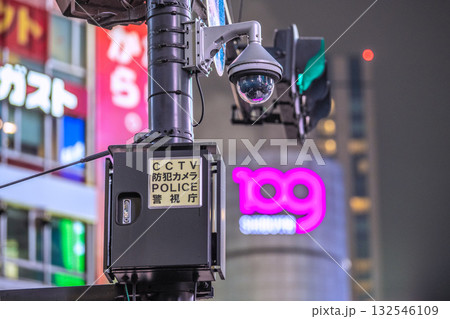 日本の東京都市景観　街角の防犯カメラ。渋谷スクランブル交差点のCCTV防犯カメラPOLICE警視庁 132546109