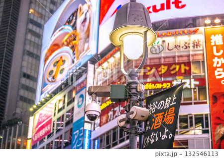 日本の東京都市景観　街角の防犯カメラ。渋谷スクランブル交差点の防犯カメラ 132546113