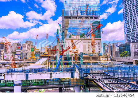 日本の東京都市景観10月。クローラークレーンなどの巨大重機がズラリ…。左側にも鉄骨が…＝17日、渋谷 132546454