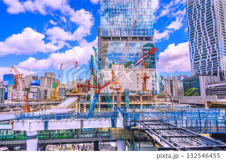 日本の東京都市景観10月。クローラークレーンなどの巨大重機がズラリ…。左側にも鉄骨が…=17日、渋谷 日本の東京都市景観10月。クローラークレーンなどの巨大重機がズラリ…。左側にも鉄骨が…=17日、渋谷 132546455