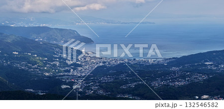 伊東市街と相模灘を望む空撮風景 伊東市街と相模灘を望む空撮風景 132546582