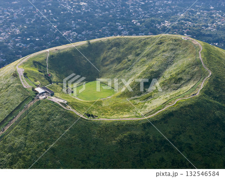 伊豆・大室山の火口を見下ろす空撮風景 伊豆・大室山の火口を見下ろす空撮風景 132546584