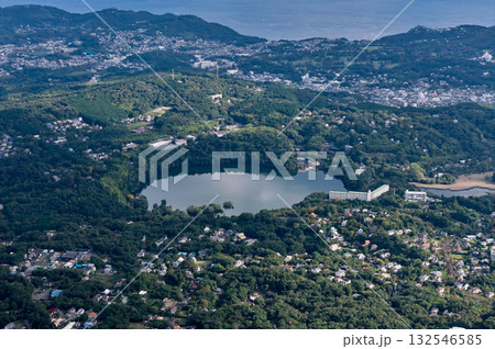 伊東市・一碧湖と周辺の街並みを見下ろす空撮風景 伊東市・一碧湖と周辺の街並みを見下ろす空撮風景 132546585