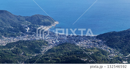 伊豆半島・宇佐美の海岸線を望む空撮風景 伊豆半島・宇佐美の海岸線を望む空撮風景 132546592