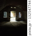 光が射す弾薬庫内 132547744