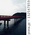 海を渡る赤い橋 132547859