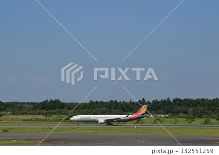 成田空港を離陸するアシアナ航空機　海外旅行　韓国旅行　インバウンド 132551259