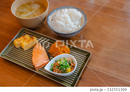 焼き鮭と卵焼き、かぼちゃの煮物と納豆を添えた和定食スタイルの朝食 焼き鮭と卵焼き、かぼちゃの煮物と納豆を添えた和定食スタイルの朝食 132551309