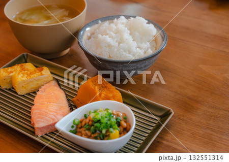 焼き鮭と卵焼き、かぼちゃの煮物と納豆を添えた和定食スタイルの朝食 焼き鮭と卵焼き、かぼちゃの煮物と納豆を添えた和定食スタイルの朝食 132551314