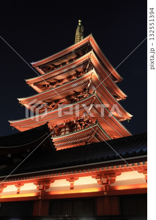 ライトアップされた五重塔　浅草寺五重塔の夜景 132551394