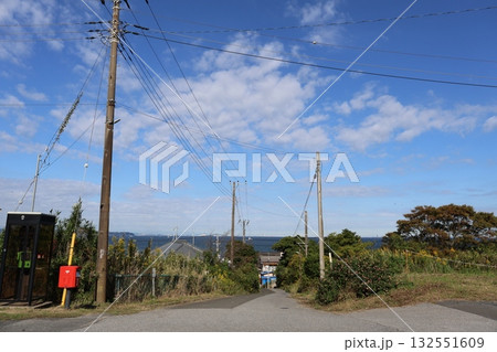 竹岡駅前から海の見える田舎の道（千葉県富津市萩生） 132551609