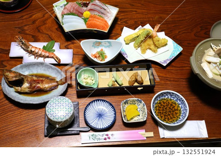御宿町の民宿の夕食(千葉県夷隅郡御宿町) 御宿町の民宿の夕食(千葉県夷隅郡御宿町) 132551924