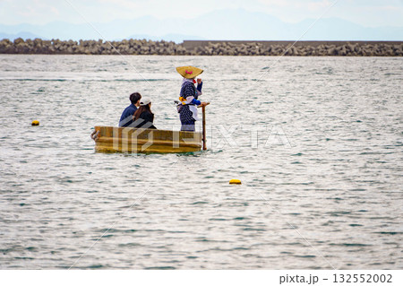 たらい舟に乗って観光をする様子 たらい舟に乗って観光をする様子 132552002