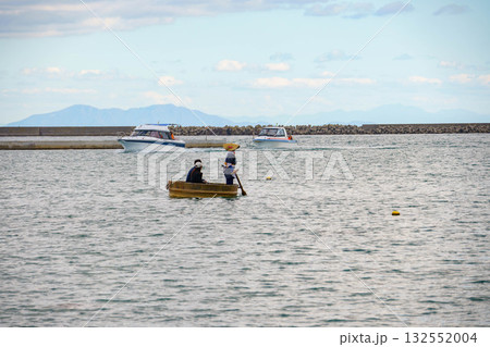 たらい舟に乗って観光をする様子 たらい舟に乗って観光をする様子 132552004