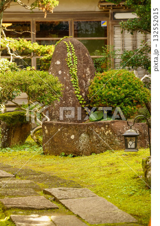 古い民家の整備された中庭 132552015