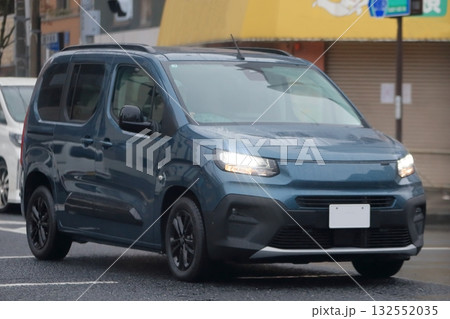 イタリア製のミニバン 132552035