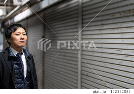 シャッター通りの再生を見据えるビジネスマン、閉店が続く商店街を立て直す構想 132552085