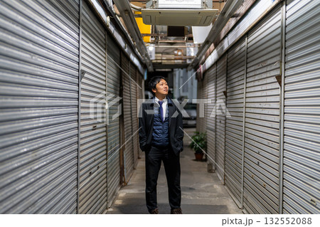 シャッター通りの再生を見据えるビジネスマン、閉店が続く商店街を立て直す構想 シャッター通りの再生を見据えるビジネスマン、閉店が続く商店街を立て直す構想 132552088
