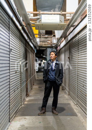 シャッター通りの再生を見据えるビジネスマン、閉店が続く商店街を立て直す構想 132552089