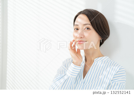 女性　ビューティー　スキンケア	 132552141