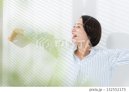 くつろぐ 女性 くつろぐ 女性 132552173