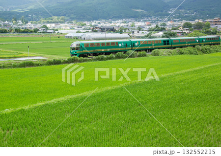新緑の湯布院盆地とゆふいんの森 132552215