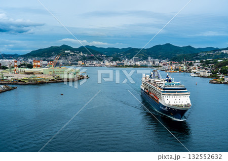 長崎港客船出港（Celebrity Millennium）女神大橋から【長崎市】 132552632