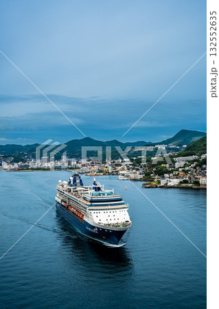 長崎港客船出港（Celebrity Millennium）女神大橋から【長崎市】 132552635