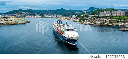 長崎港客船出港（Celebrity Millennium）女神大橋から　パノラマ【長崎市】 132552638