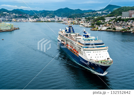 長崎港客船出港(Celebrity Millennium)女神大橋から【長崎市】 長崎港客船出港(Celebrity Millennium)女神大橋から【長崎市】 132552642