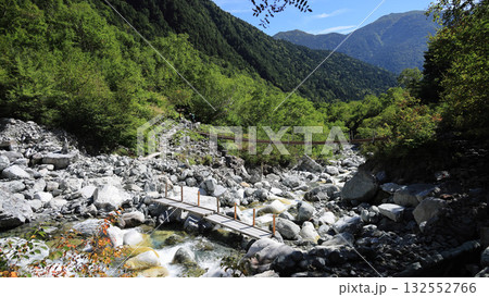 北アルプスの秋 涸沢カールへの道 本谷橋 北アルプスの秋 涸沢カールへの道 本谷橋 132552766