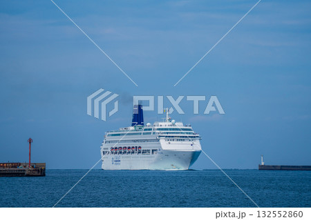 長崎港客船入港(Piano Land)柳埠頭から【長崎市】 長崎港客船入港(Piano Land)柳埠頭から【長崎市】 132552860