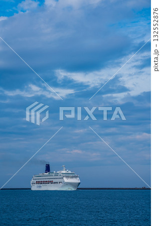 長崎港客船入港(Piano Land）柳埠頭から【長崎市】 132552876