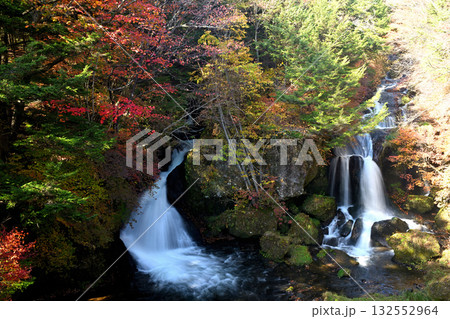 紅葉に包まれた竜頭の滝 紅葉に包まれた竜頭の滝 132552964
