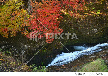 岩を流れる川と紅葉したモミジ 岩を流れる川と紅葉したモミジ 132552975